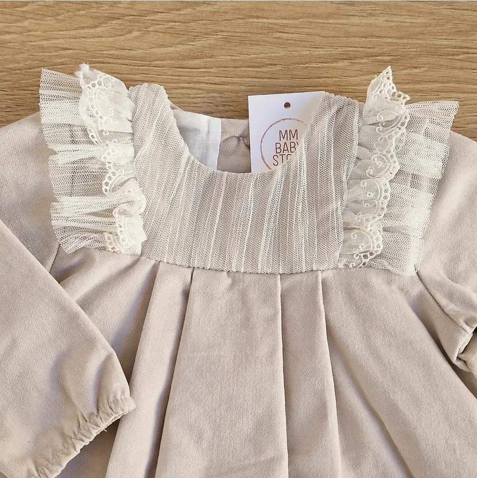 Vestido com renda, tule e tapa fraldas 3