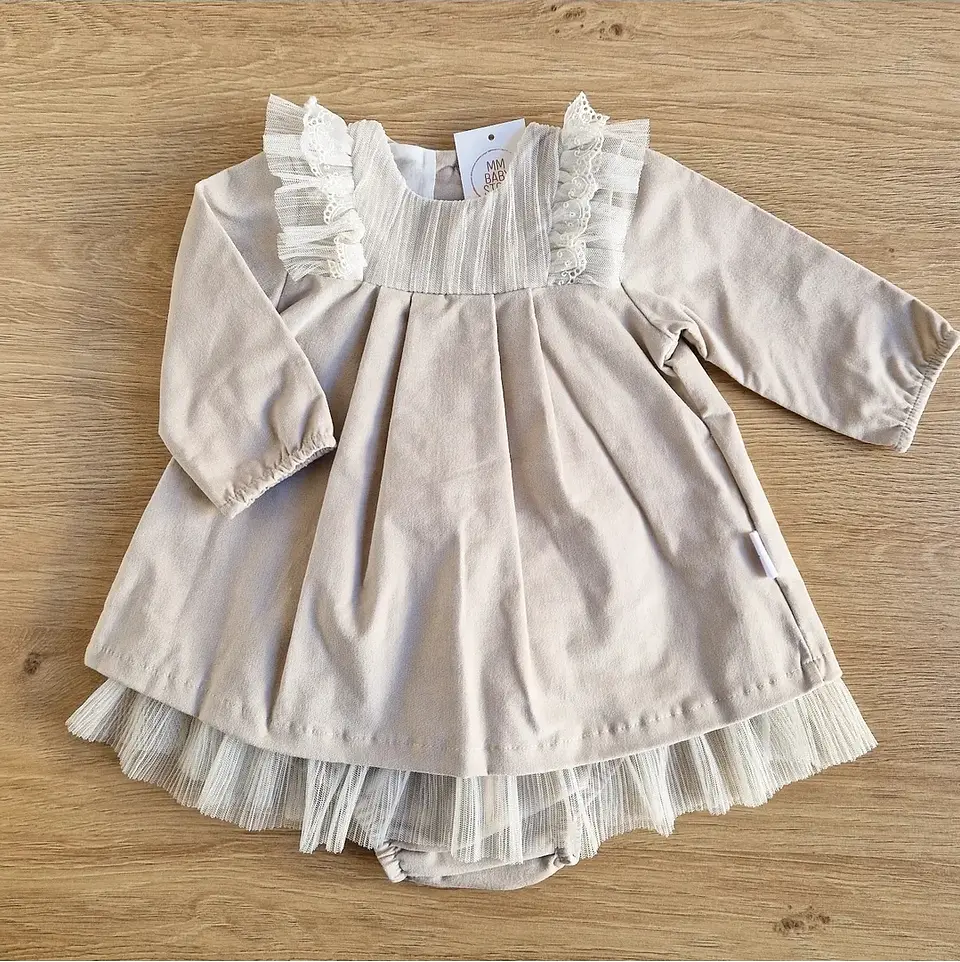 Vestido com renda, tule e tapa fraldas 2