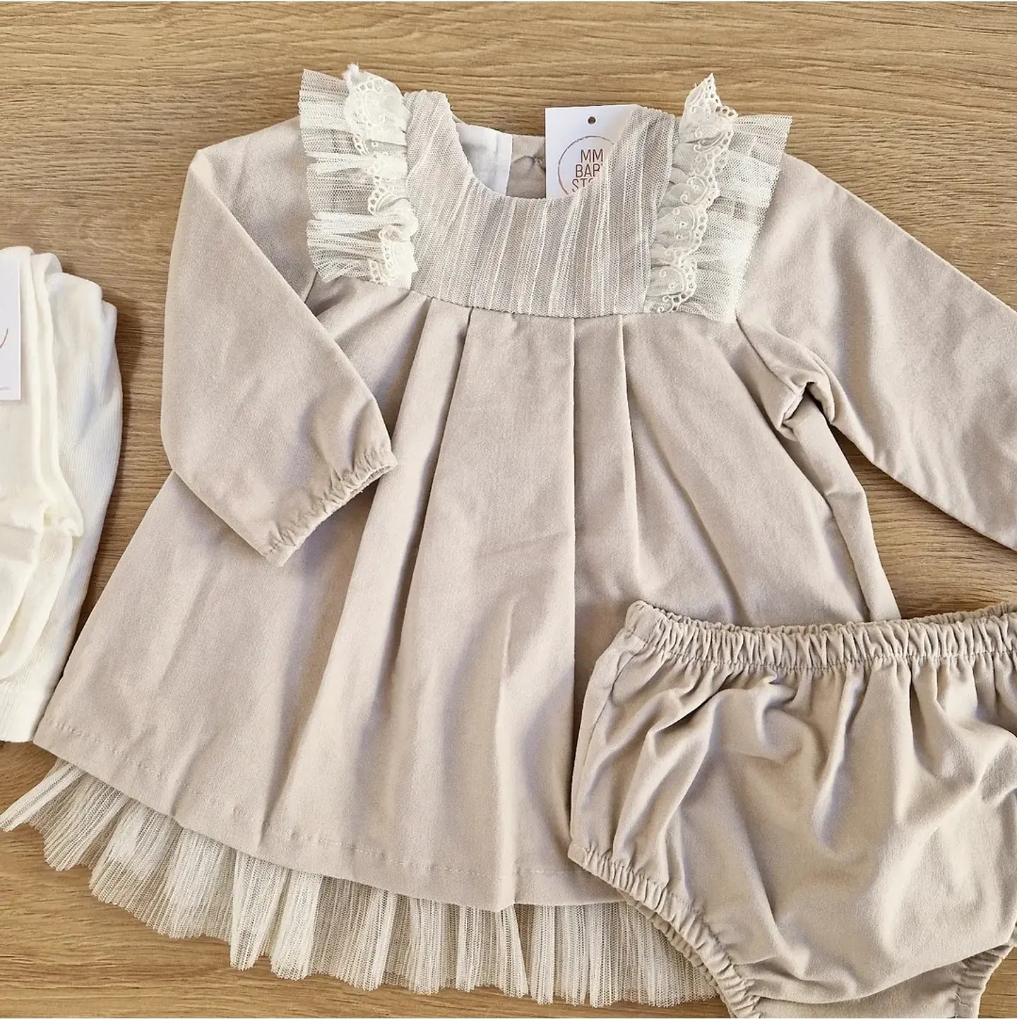 Vestido com renda, tule e tapa fraldas 5