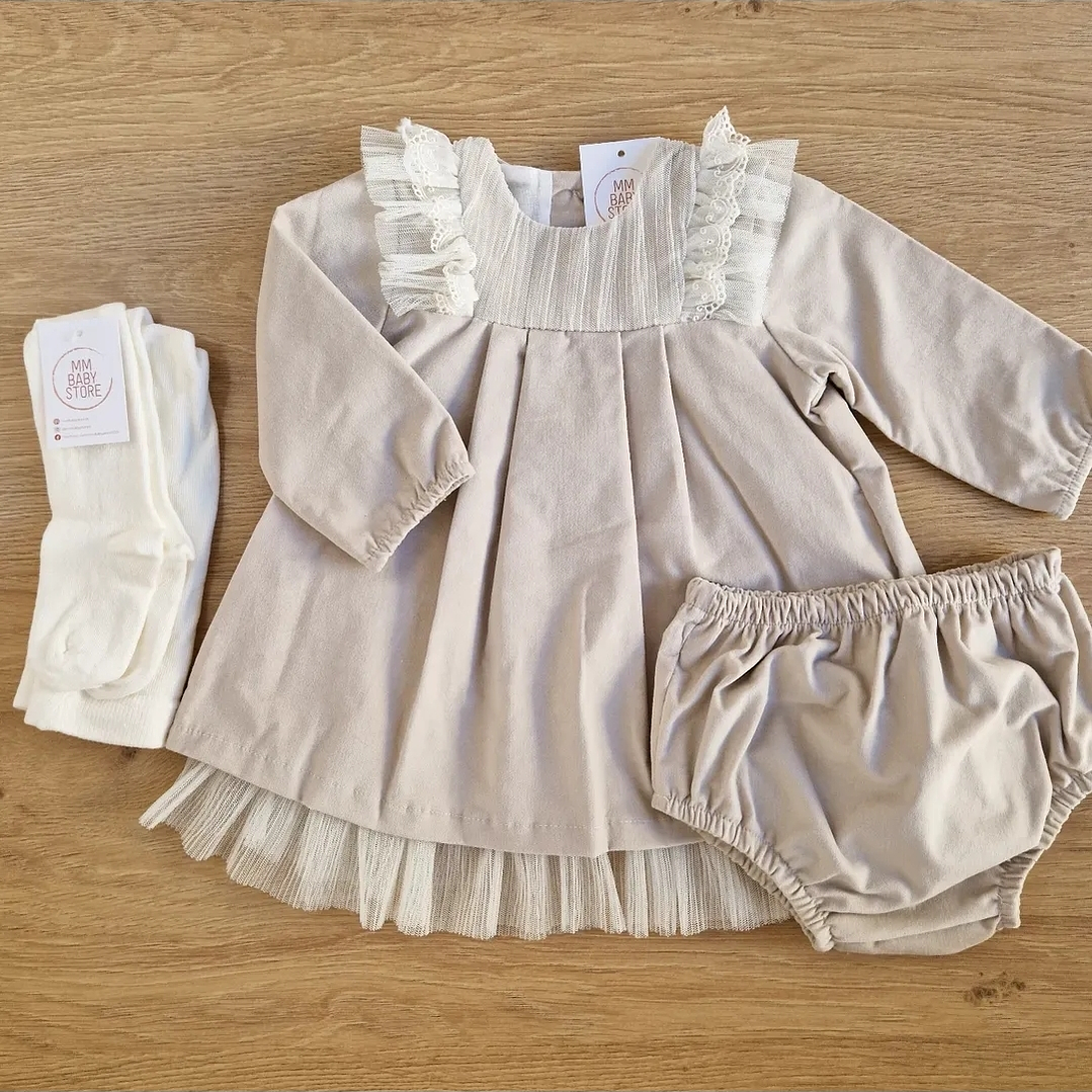 Vestido com renda, tule e tapa fraldas 7