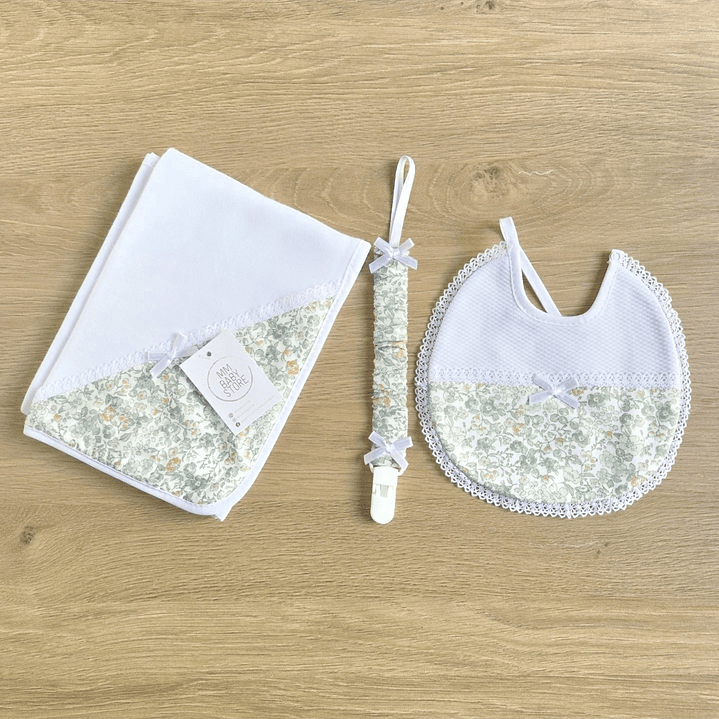 Conjunto de fralda, babete e corrente de chupeta 1