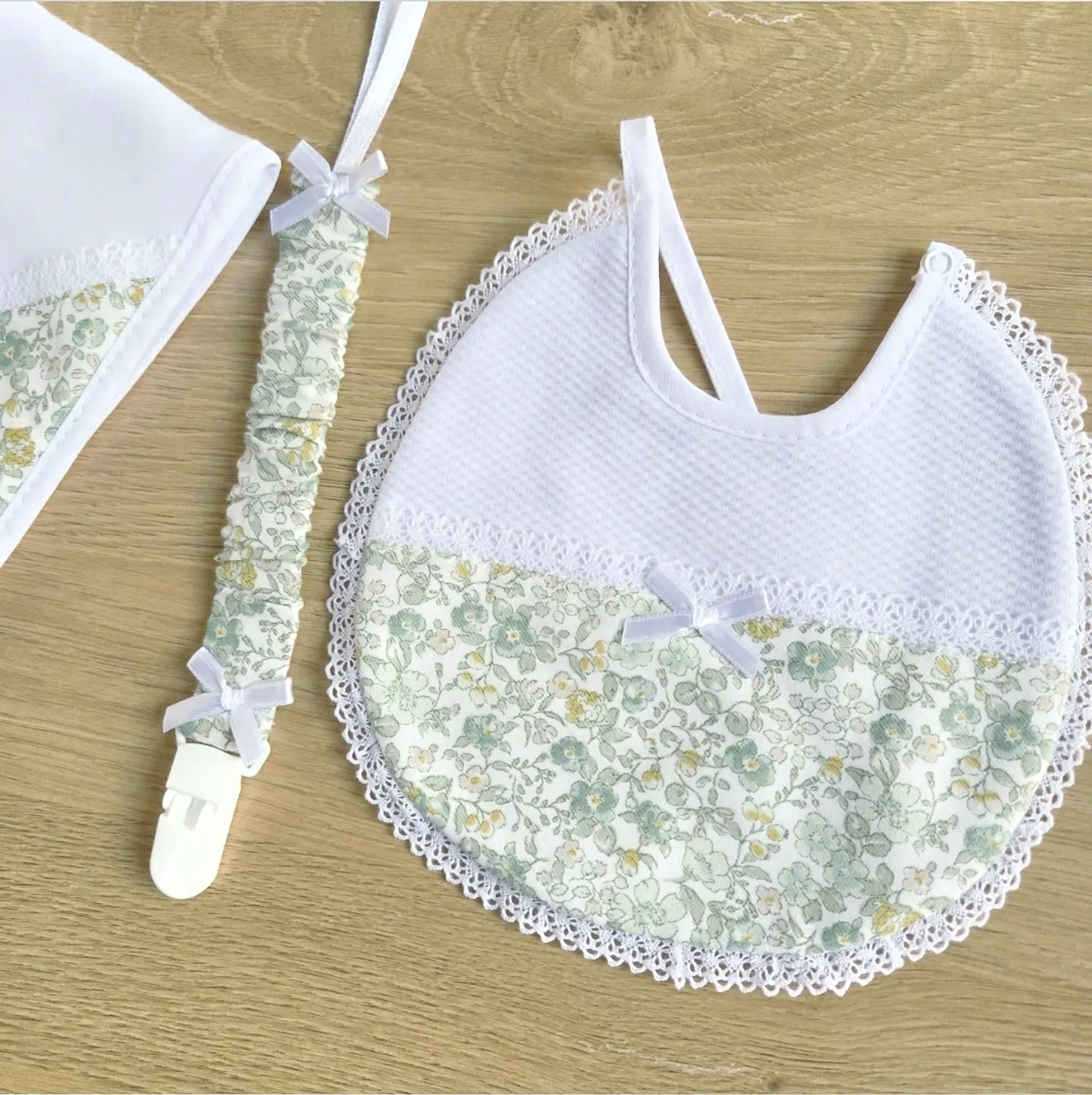 Conjunto de fralda, babete e corrente de chupeta 2