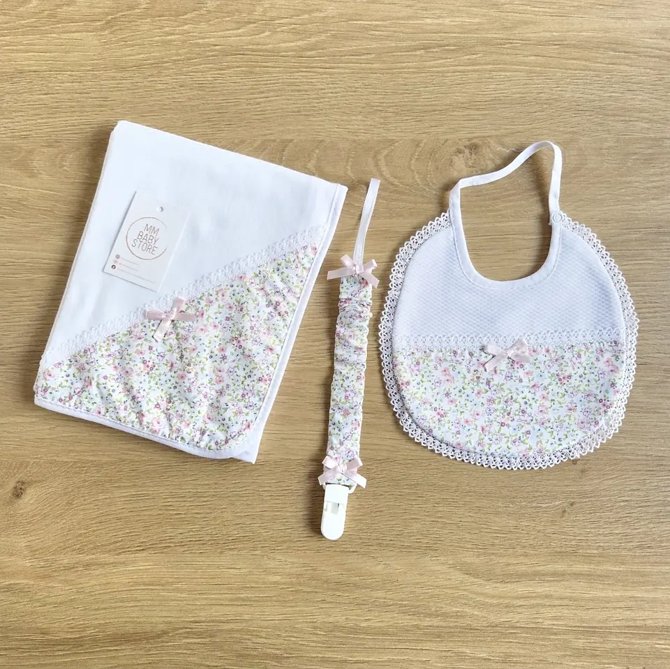 Conjunto de fralda, babete e corrente de chupeta 3