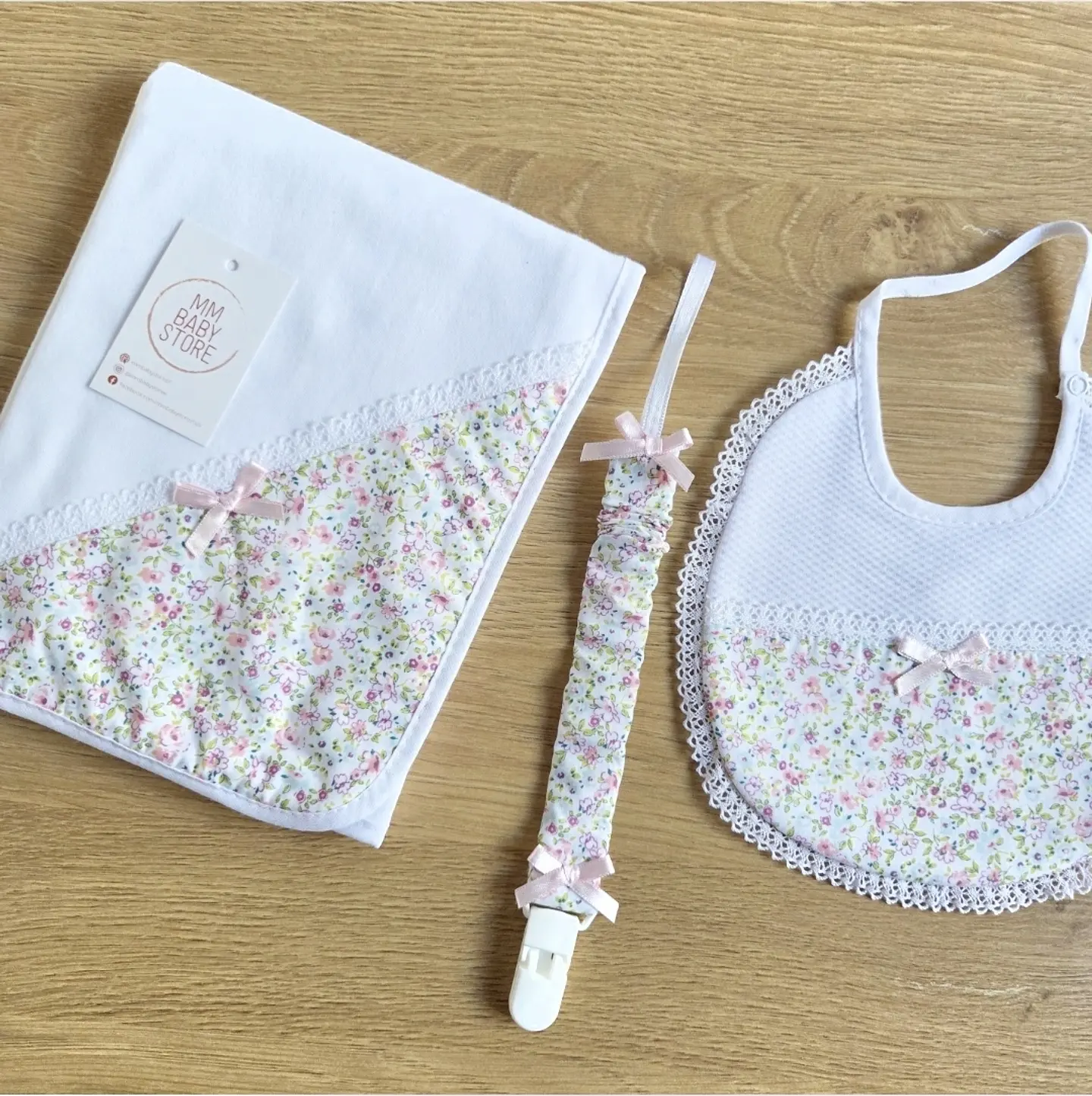 Conjunto de fralda, babete e corrente de chupeta 4