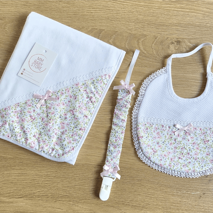 Conjunto de fralda, babete e corrente de chupeta 4