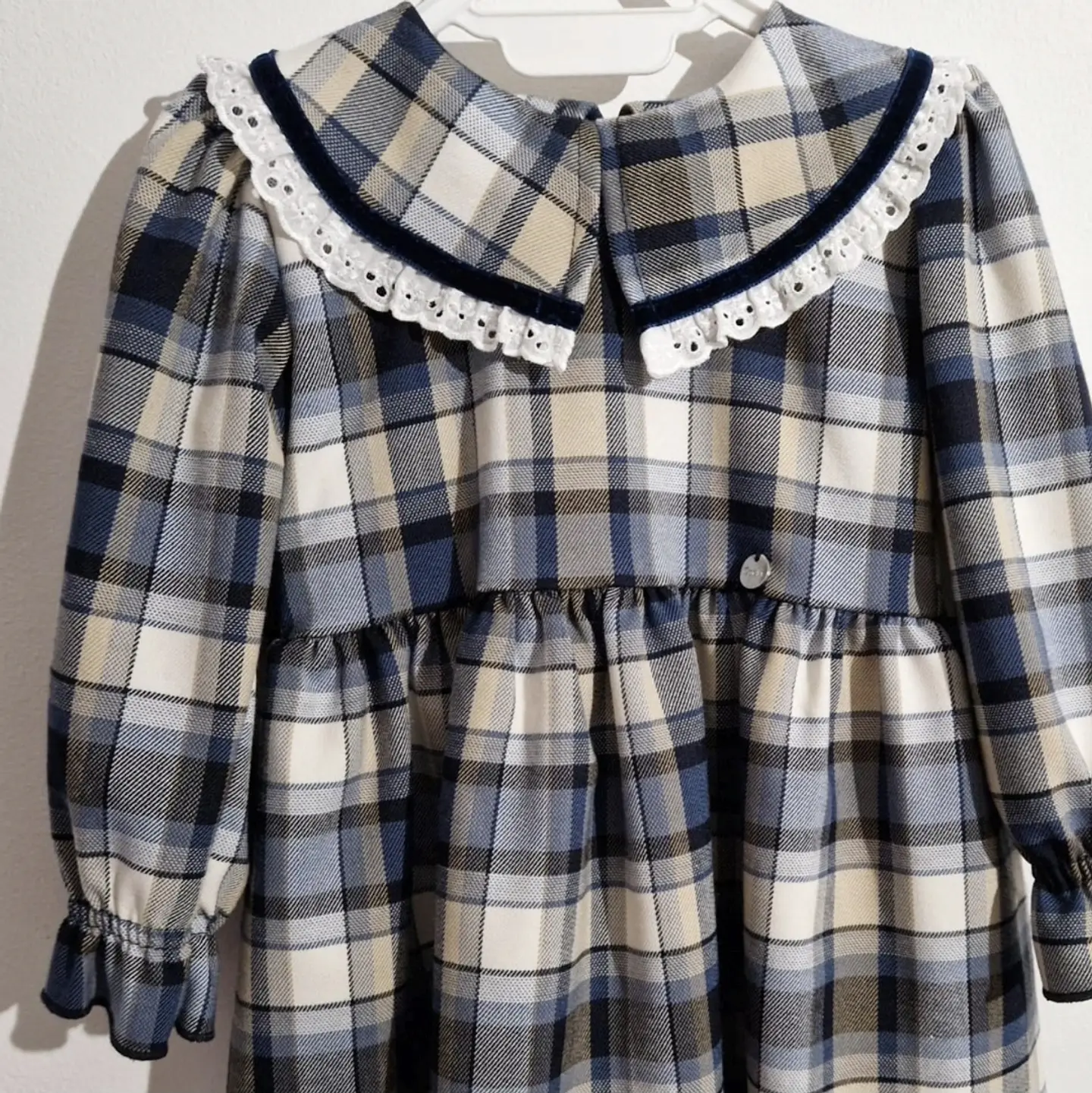 Vestido de xadrez com golinha com bordado 2