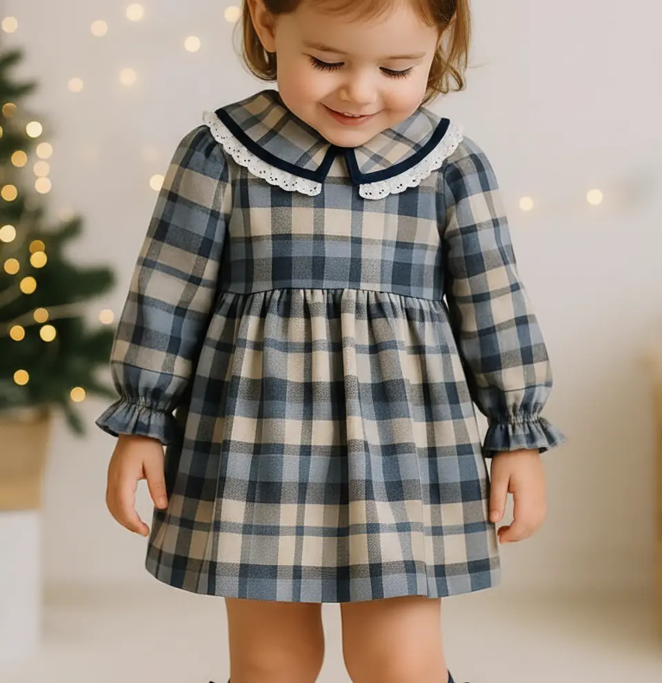 Vestido de xadrez com golinha com bordado 1
