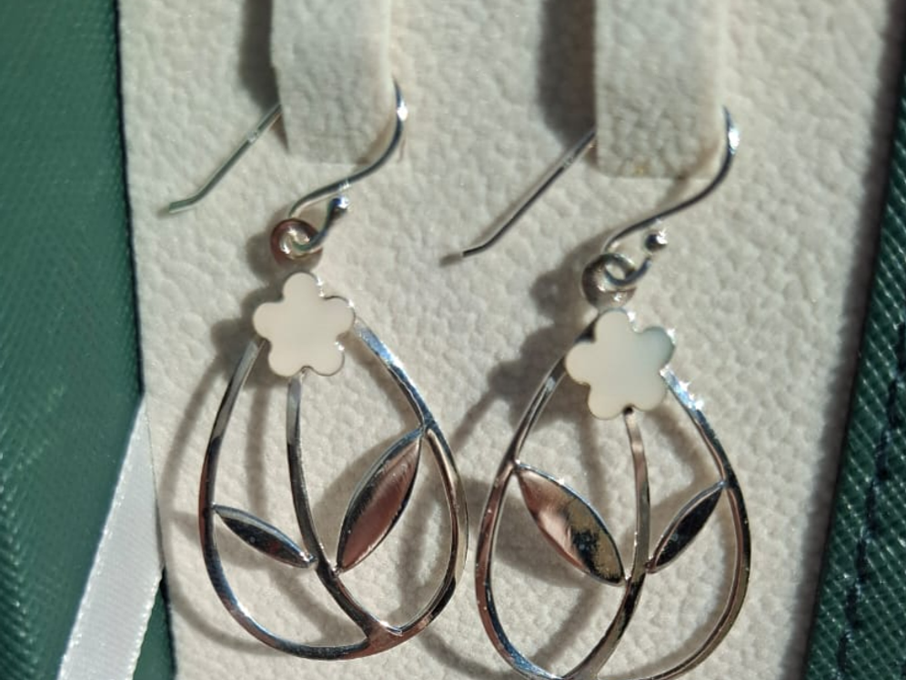 Aros Diseño Liso Gota Calada con Flor Esmaltada. 2