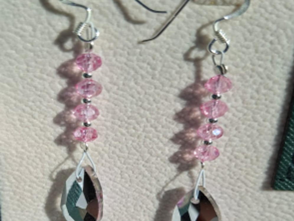 Aros Diseño Serie de Cristales Rosa con colgante gota tornasol. 2