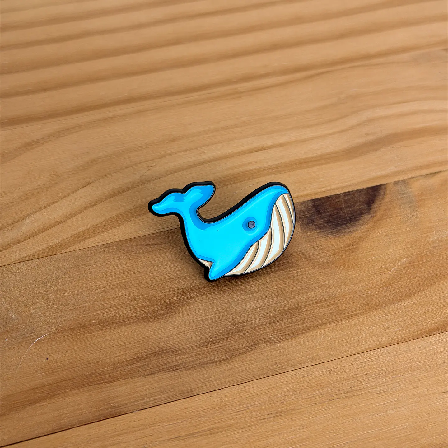 Pin metálico ballena caricatura 1
