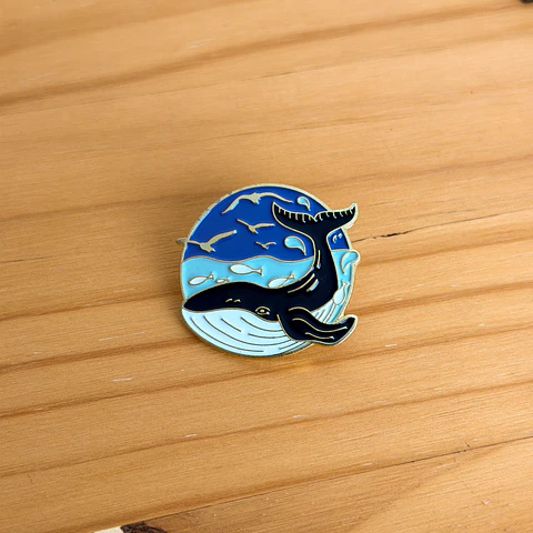 Pin metálico ballena gaviotas 