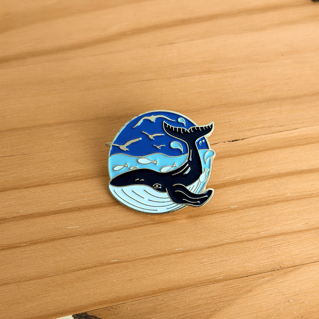 Pin metálico ballena gaviotas 