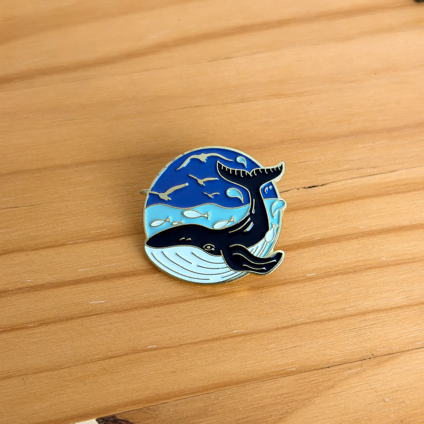 Pin metálico ballena gaviotas  1
