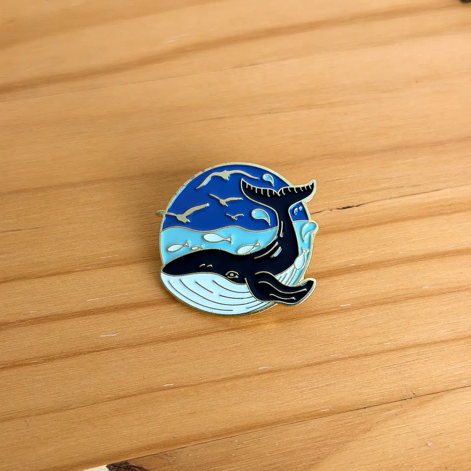 Pin metálico ballena gaviotas  1