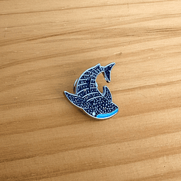 Pin metálico ballena destellos 