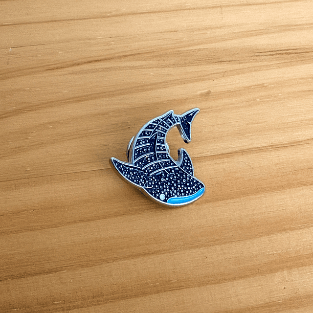 Pin metálico ballena destellos 