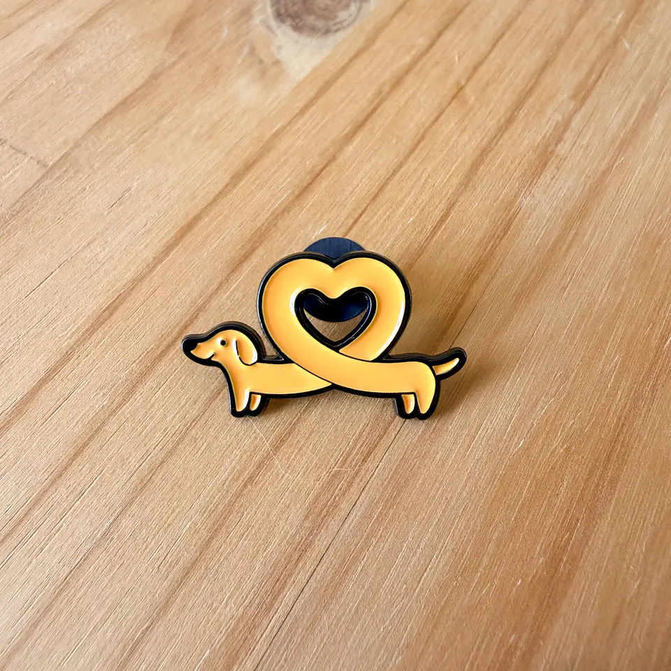 Pin metálico perro salchicha corazón 2