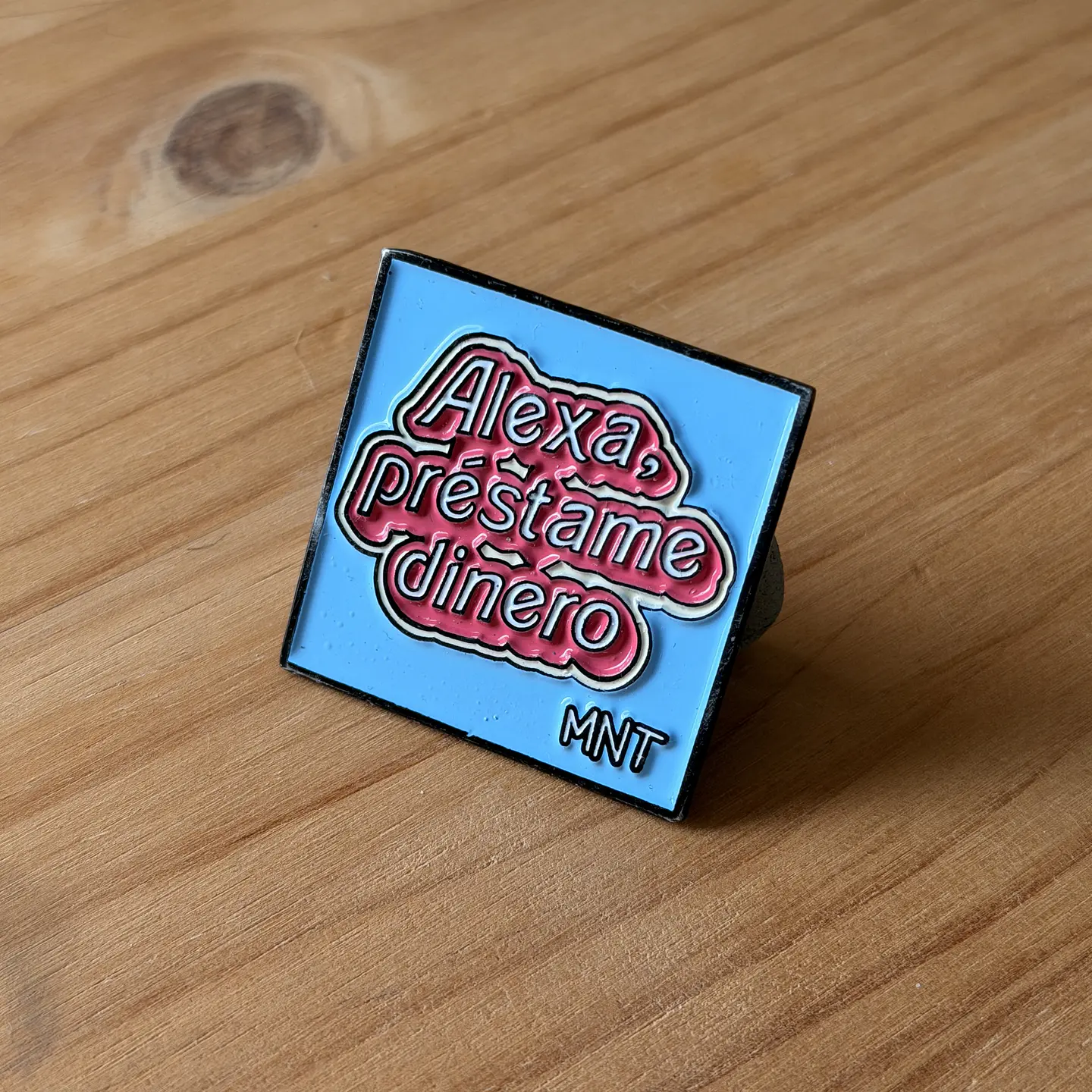 Pin Metálico Alexa, Préstame dinero 1