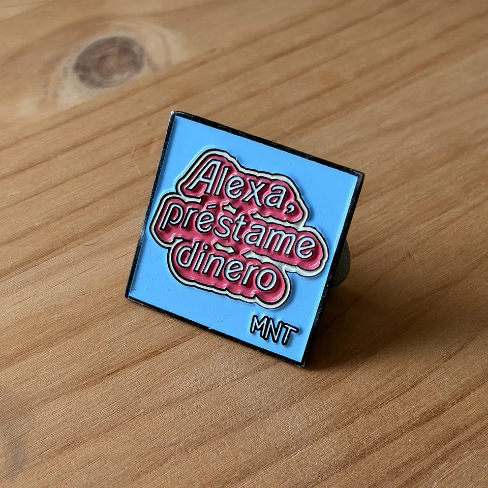 Pin Metálico Alexa, Préstame dinero 1