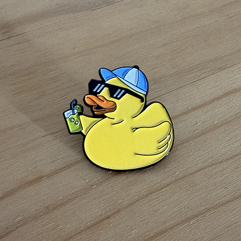 Pin metálico Pato Playero