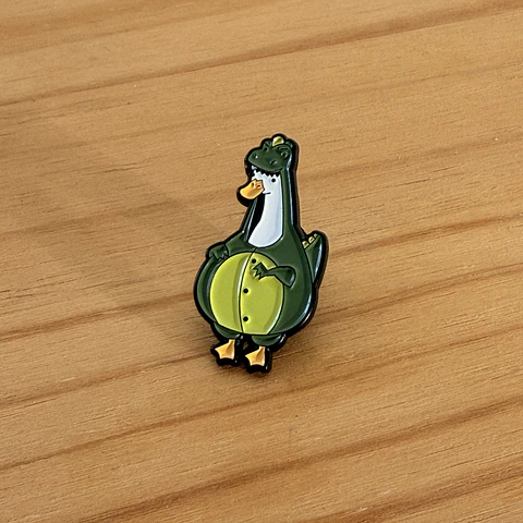 Pin metálico Pato disfraz dinosaurio