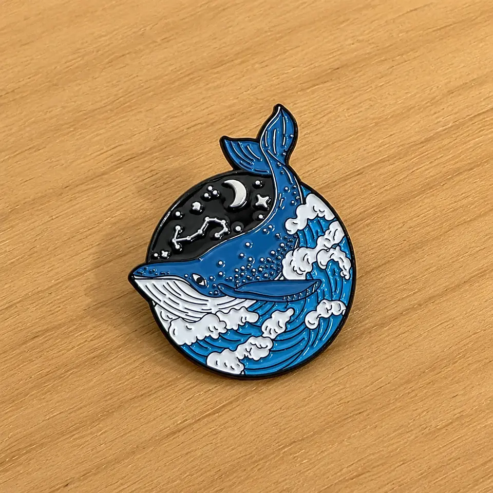 Pin metálico ballena noche 1