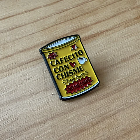 Pin Metálico Cafecito con chisme