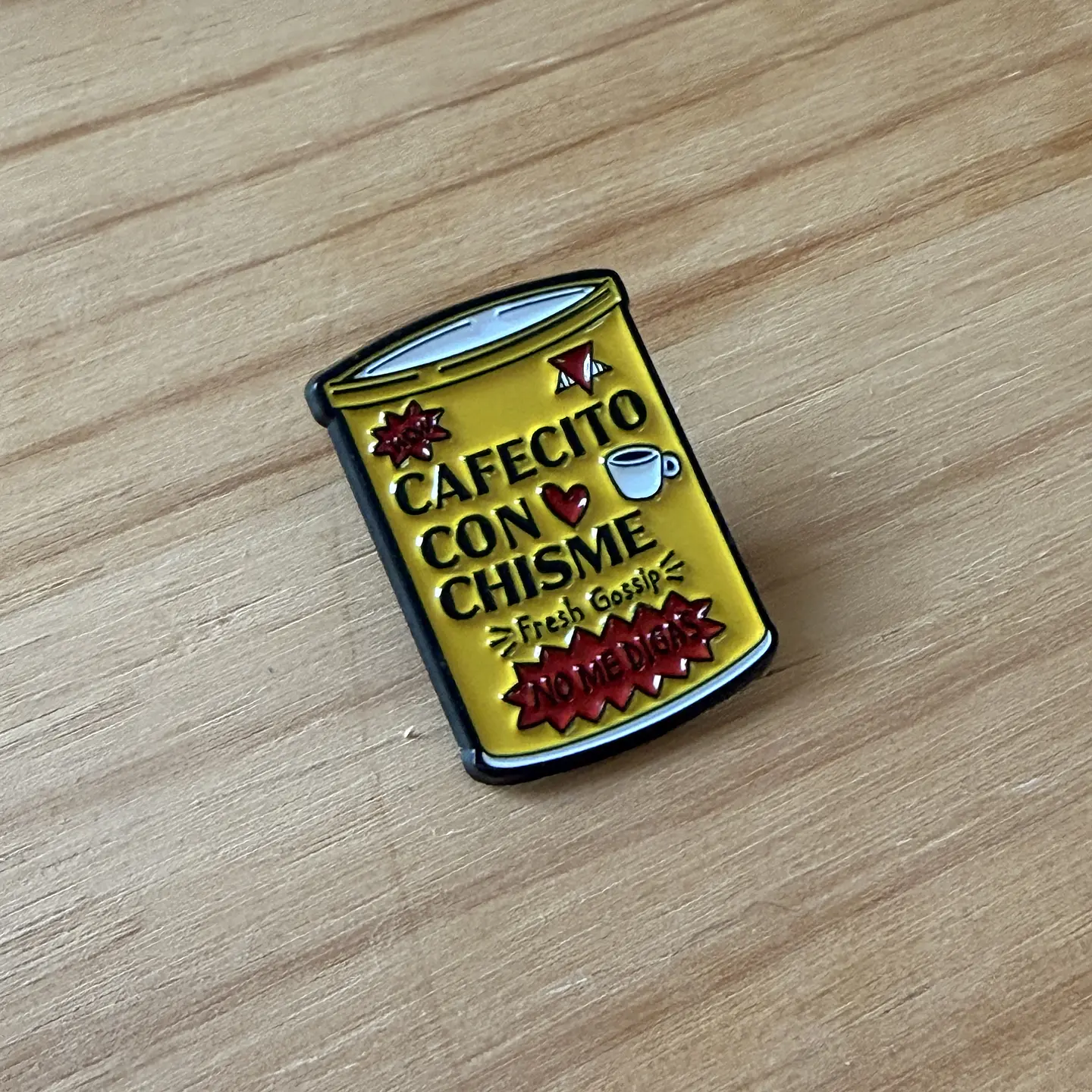 Pin Metálico Cafecito con chisme 1