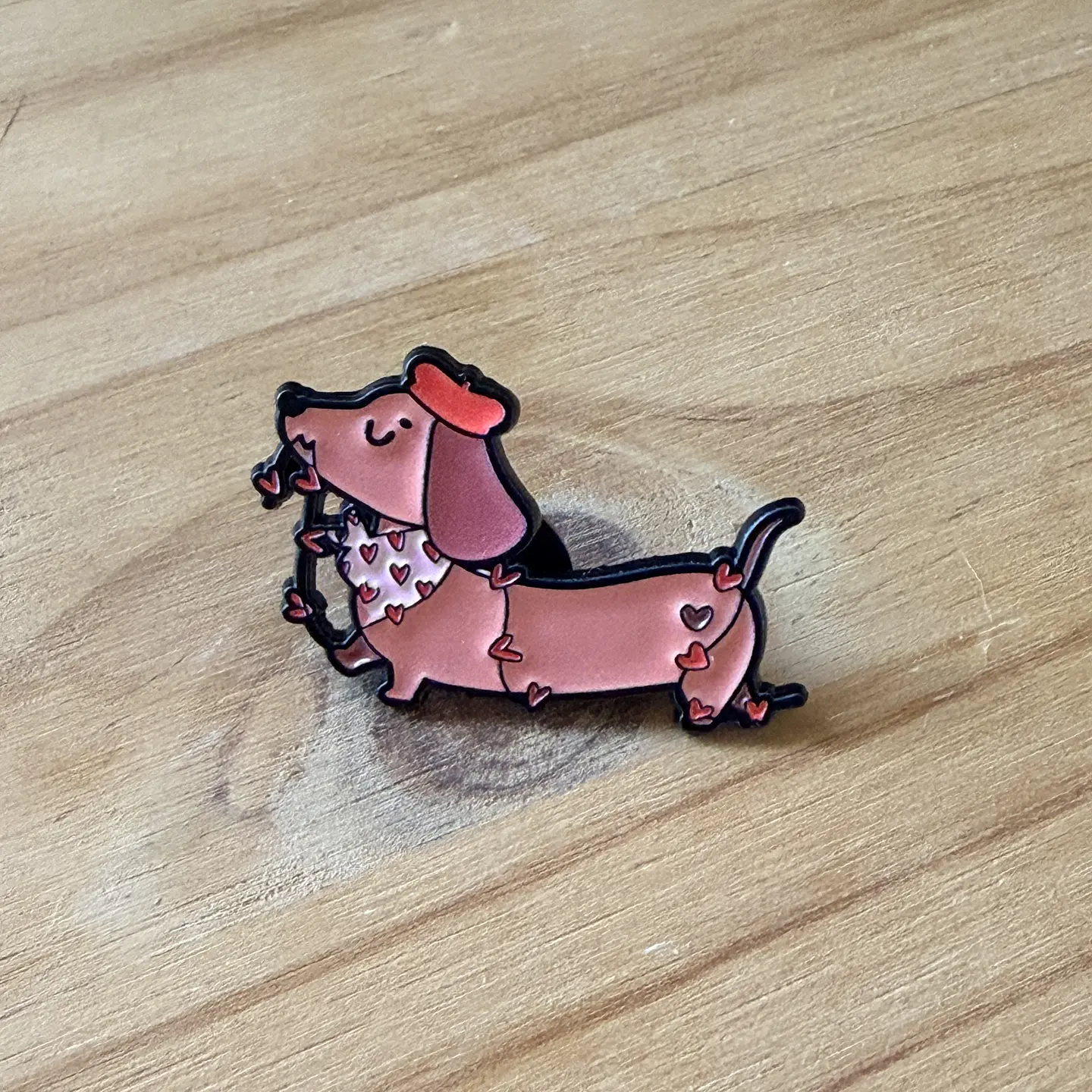 Pin Metálico Perro Salchicha Corazones 1
