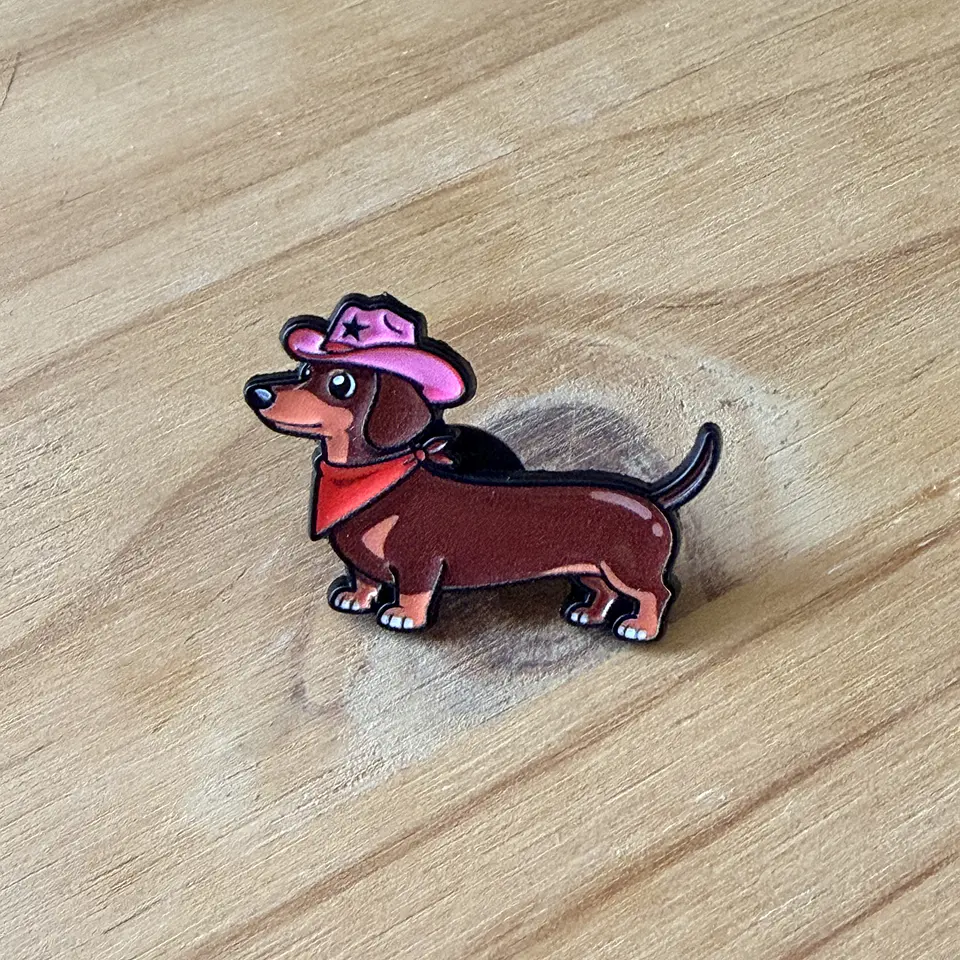 Pin Metálico Perro Salchicha con Sombrero 1