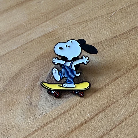Pin Metálico Snoopy Patineta