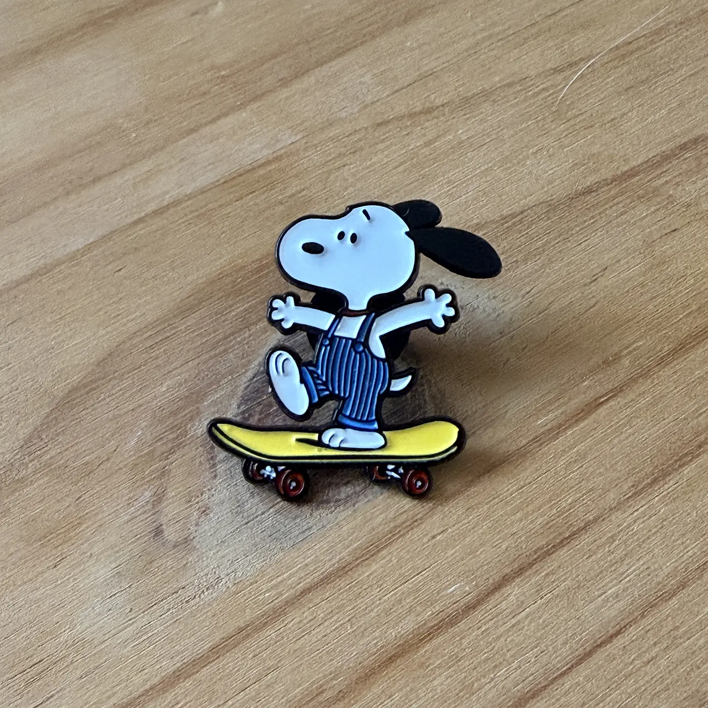 Pin Metálico Snoopy Patineta 1