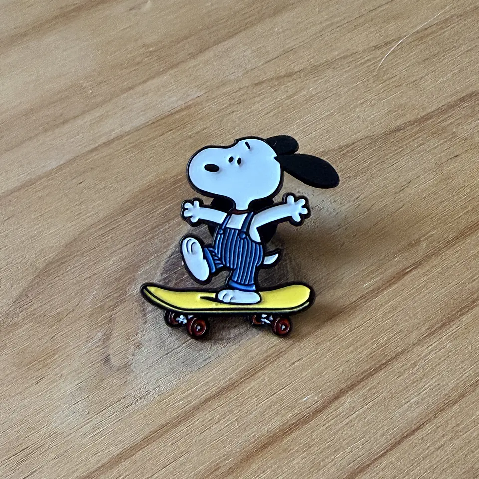 Pin Metálico Snoopy Patineta 1