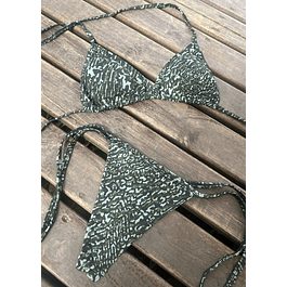 BIKINI BRONCEADOR ESTAMPADO VERDE MILITAR