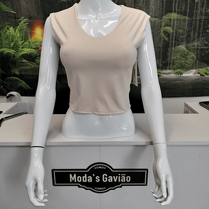 Top com almofadas no peito