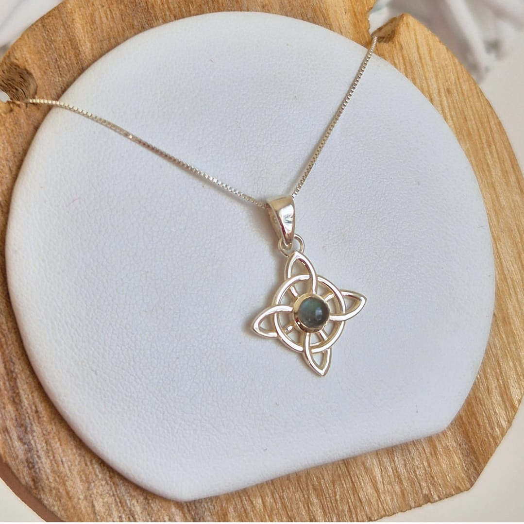 Collar con colgante de nudo de bruja 1