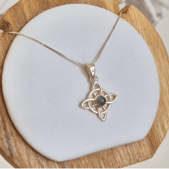 Collar con colgante de nudo de bruja 1