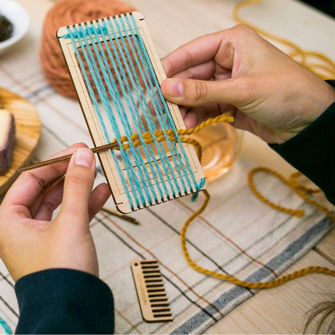 Mini telar de mano 17cm de largo con agujas  1