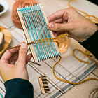 Mini telar de mano 17cm de largo con agujas  1