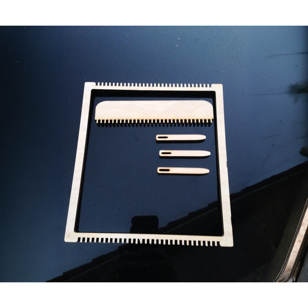 Telar mediano de mano de 21cm x 24cm de largo con agujas  1