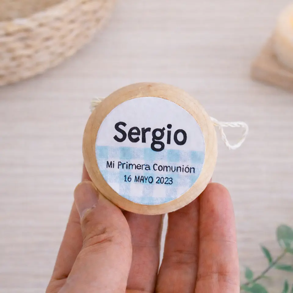 Yoyó de madera personalizado con adhesivo 3