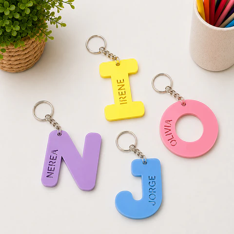 Llavero personalizable de metacrilato con Inicial y nombre perforado