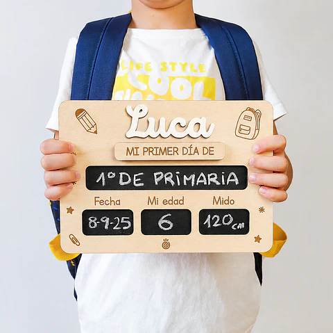 Pizarra mi primer día de cole - Nombre en madera blanca