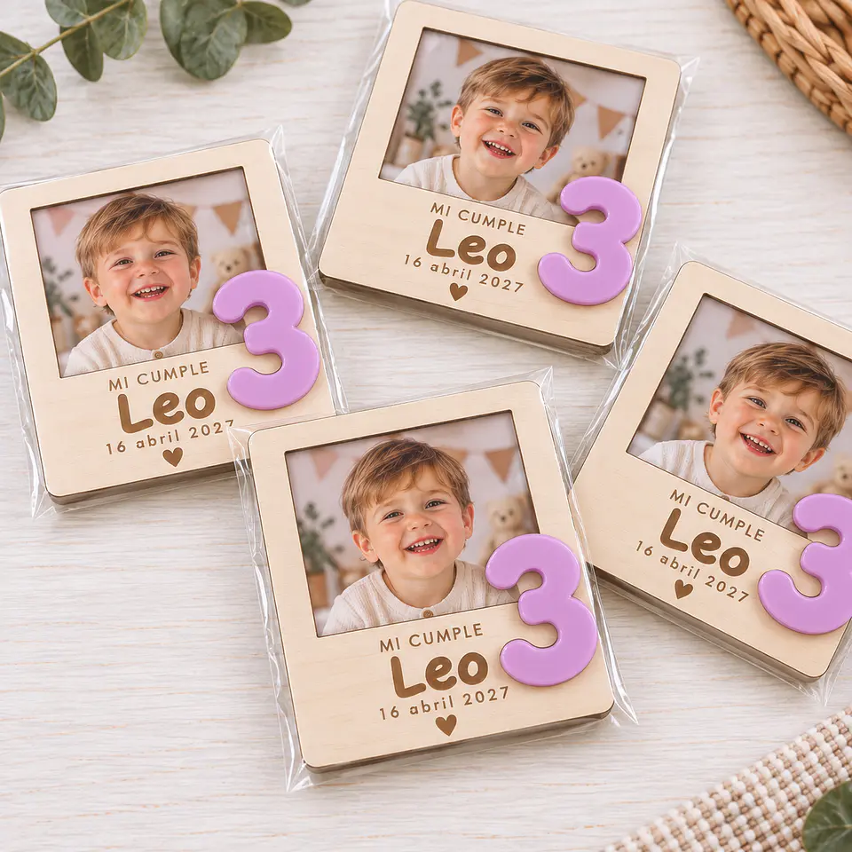 Imán polaroid de madera personalizada con número en metacrilato 3