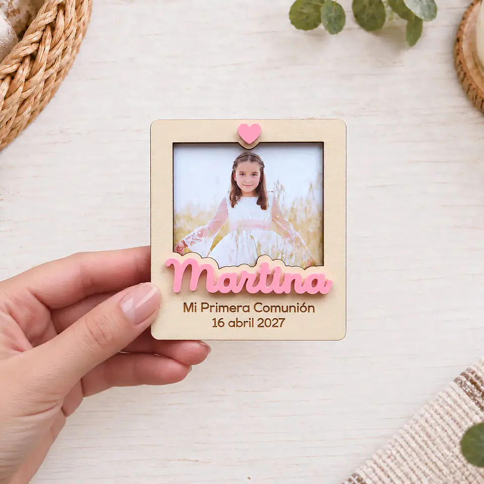 Imán Polaroid de madera personalizado con nombre en metacrilato 2