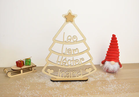 Árbol de madera con nombres
