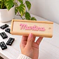Dominó personalizado con nombre en metacrilato de color - Miniatura 1