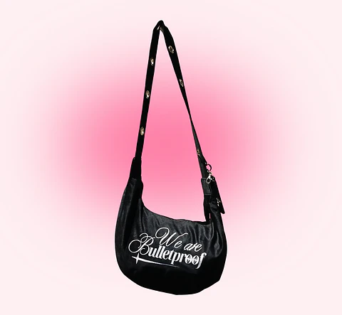 Bolso medialuna 'we are bulletproof'