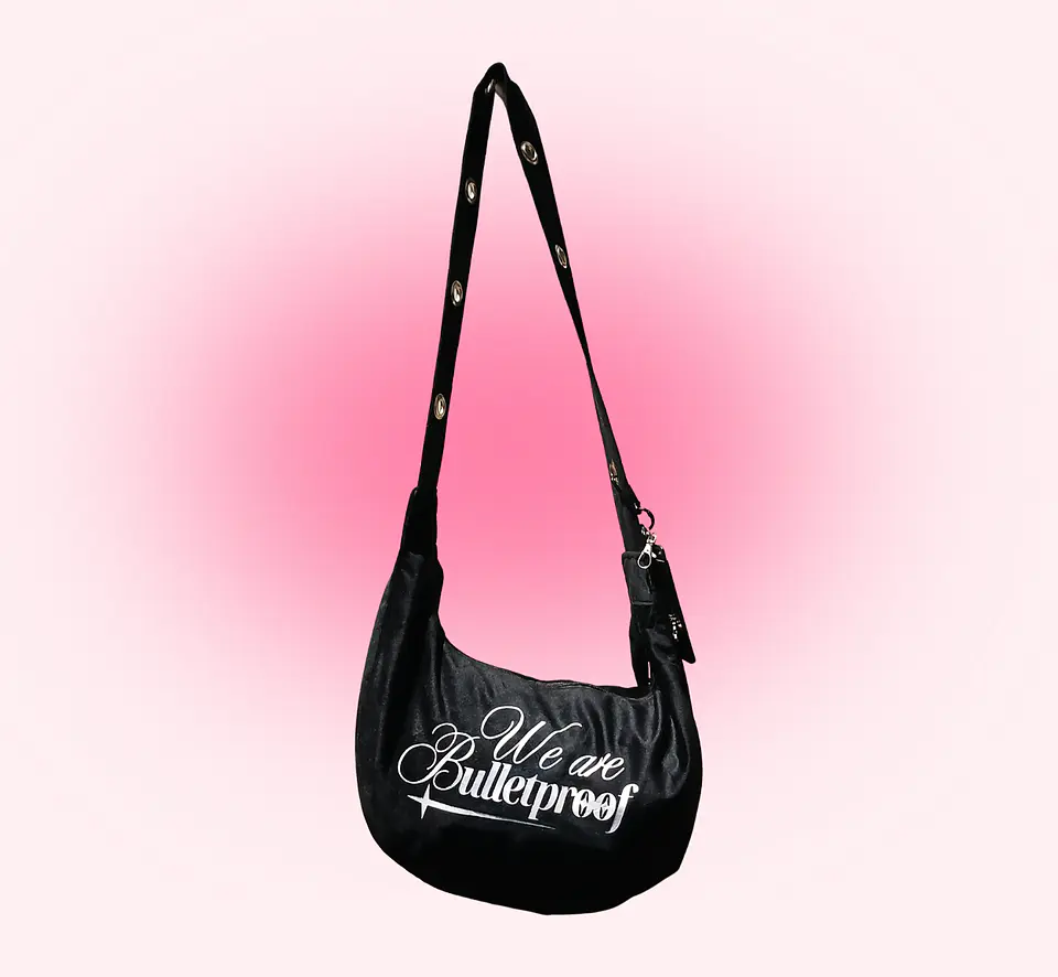 Bolso medialuna 'we are bulletproof' 1