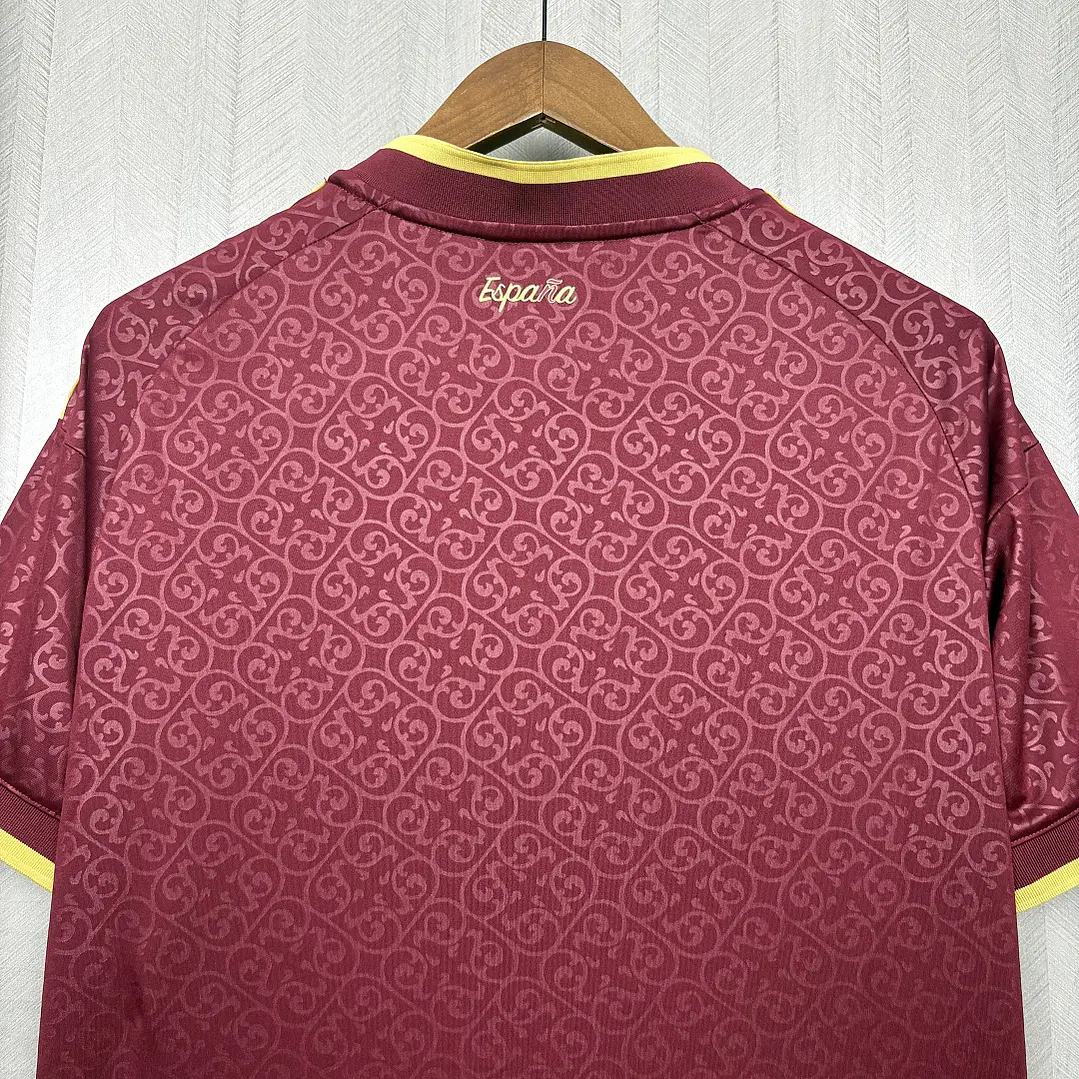 CAMISETA ESPANHA 26/27 EDIÇÃO ESPECIAL - Grená e Dourada 8